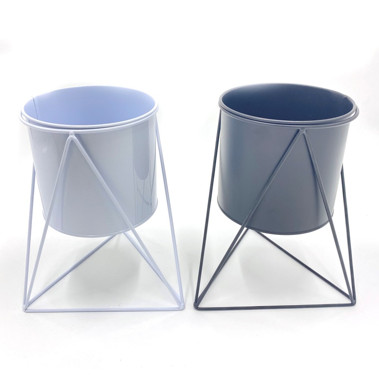 MACETA METAL CON SOPORTE TRIANGULOS W455